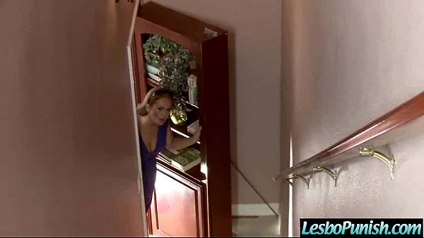 Горячие лесбиянки трахаются с секс-игрушкой, наказывают друг друга