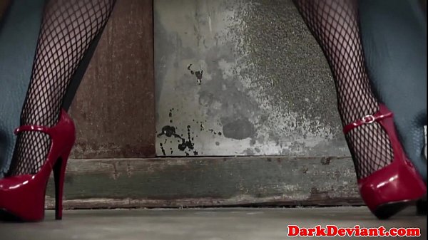Подземелье, глотка в чулках, рабыня глотает сперму