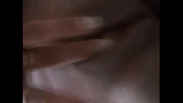 Девушка дрочит свою киску перед камерой
