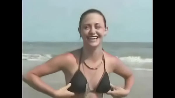 Девушка проиграла пари и разделась на пляже