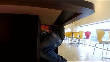 Трах на столе среди посетителей, кончил в рот