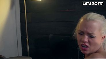 Шлюха в попу жестко долбится большим хуем
