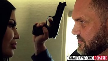 Террорист захватил самолет и использовал стюардессу для удовлетворения своих желаний