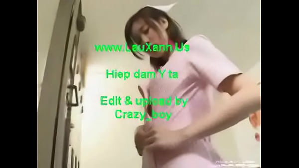 Трахнули азиатскую медсестру в раздевалке, кончили в рот