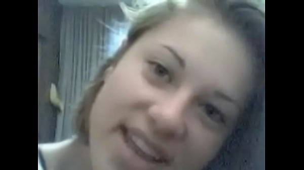 Шлюха трахает себя пальцами на вебке