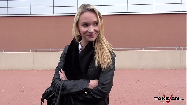 Глупая блондинка раздвинула ноги для огромного члена в фургоне