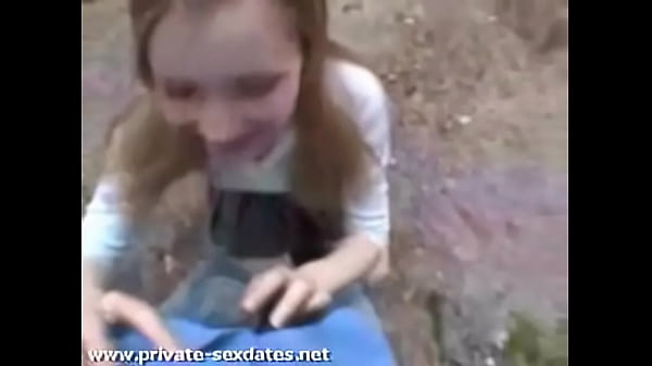 Шлюха сосет хуй на публике, окруженная прохожими
